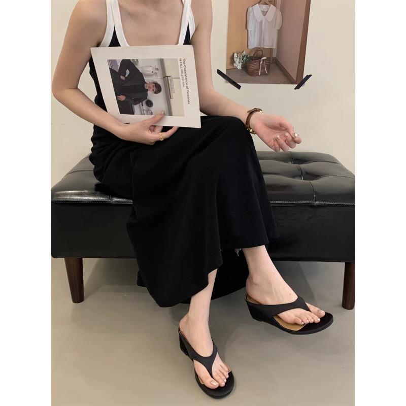 European and American Fashion Versatile Round Toe Wedge Heel Flip Flops for Women Wearing Thick Soled Sandals and Beach Shoes