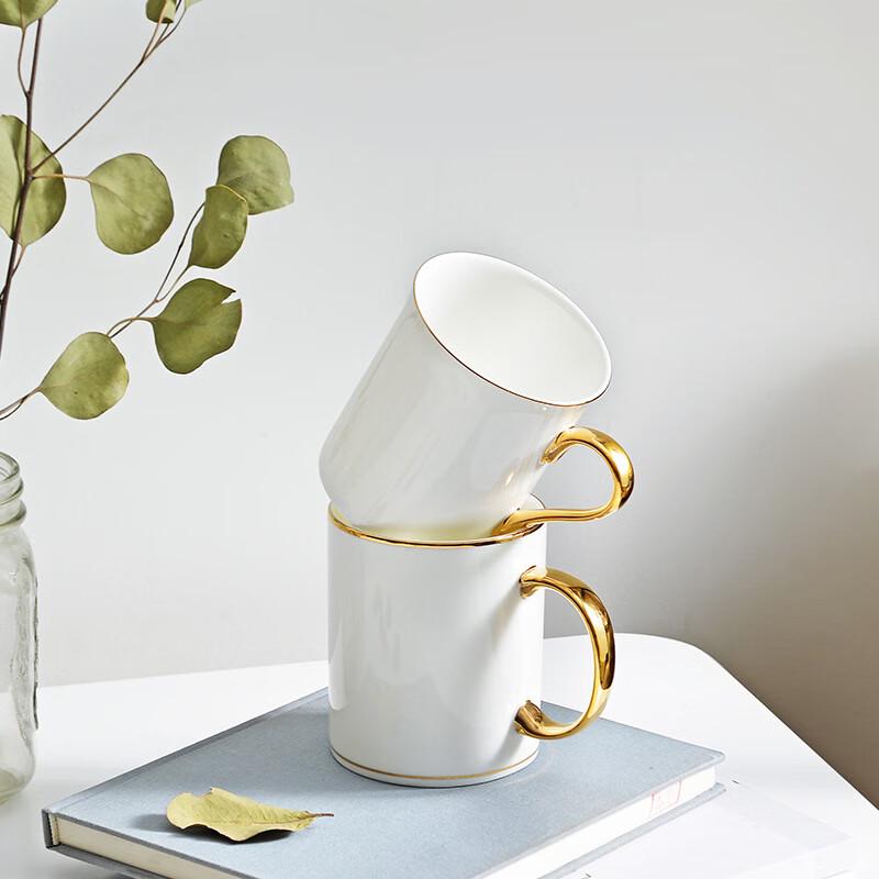 Keramiktasse mit Goldrand