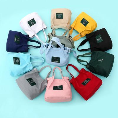 Mini płócienna torba crossbody z etykietą z literami i otwartą górą