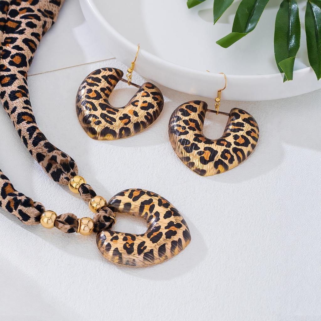 Brown Leopard Print Silk Scarf Heart-Shaped Pendant Necklace Set Women Girls Gifts Fashion Jewelry Hot Sale Party Gift 2025 New