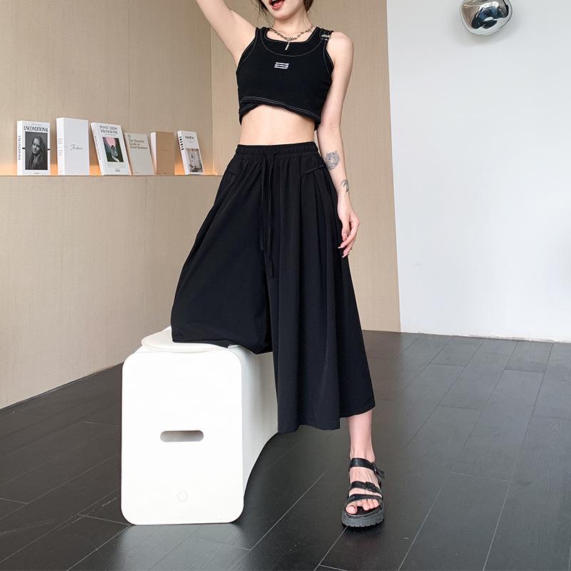 Ledové hedvábí Yamamoto culottes: Zeštíhlující, splývavé kalhoty se širokými nohavicemi na jaro/léto.