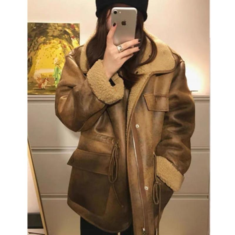 Wearing thickened coats on both sides, tall women are retro and versatile, loose and fashionable, and old temperament locomotive clothes.