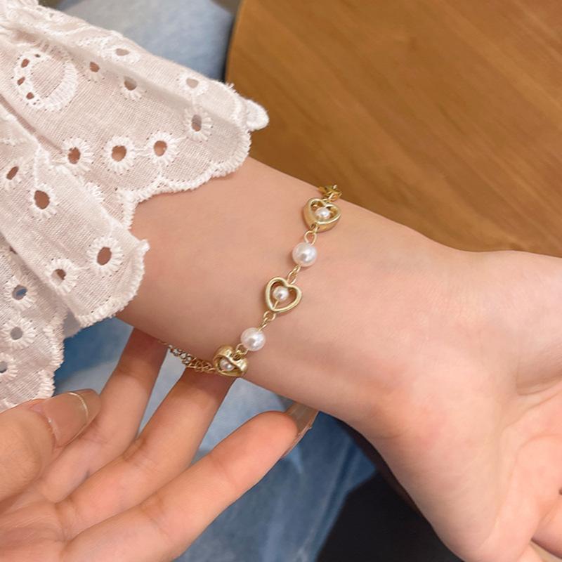 Hollow Heart-Shaped Imitation Pearl Bracelet Unique Design Exquisite Sweet Metal Chain Bracelet Women's Girl Party Jewelry Gifts
