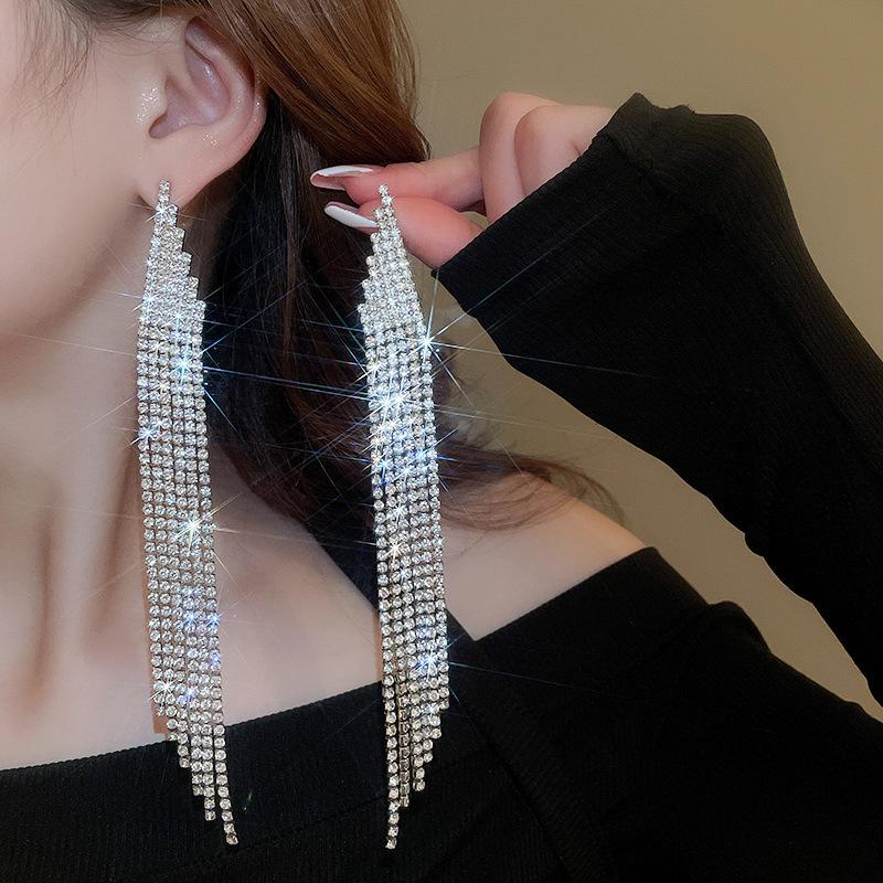 Srebrne Kolczyki Sztyfty z Kwiatem Czarnego Diamentu i Geometrycznym Frędzlem - Elegancki, Luksusowy, Wysokiej Klasy Design dla Kobiet