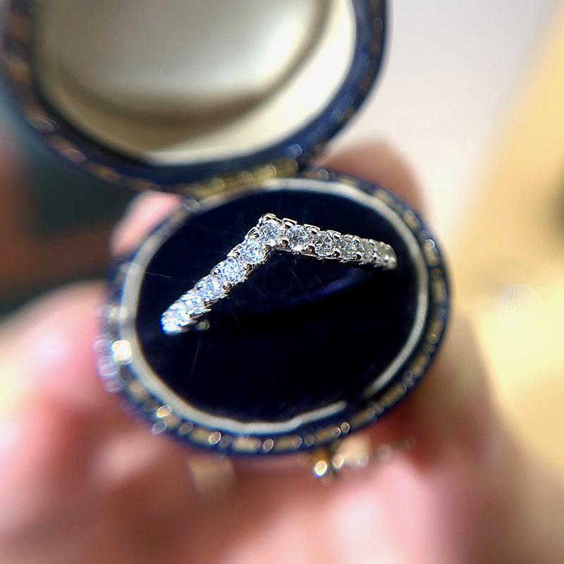 Huitan Stylish V Design Cubic Zirconia Rings Women Bridal Wedding Party Temperament Finger Accessories Versatile Female Jewelry