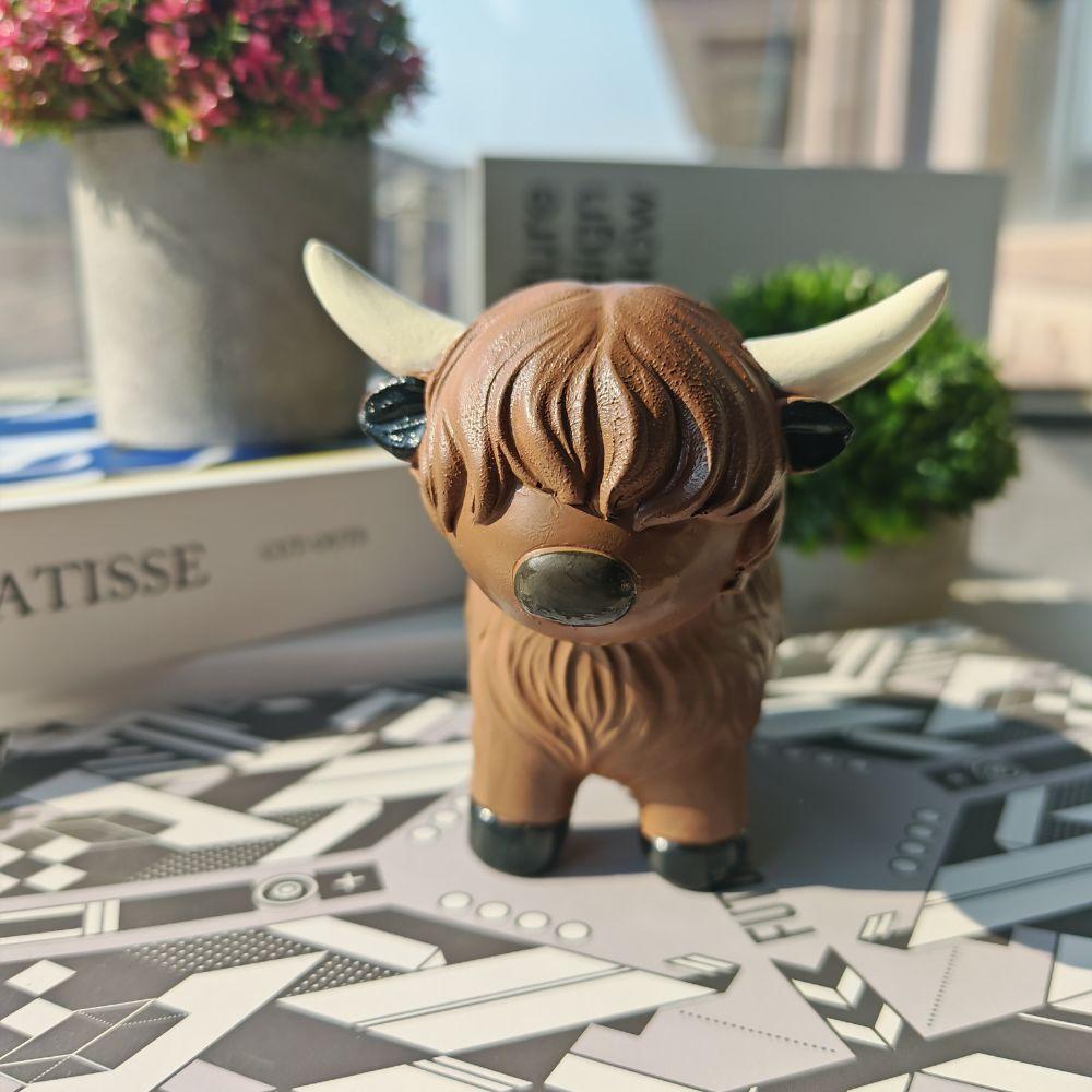 1 Piece of Highland Cow Statue Ornaments, Resin Craft Decoration, Scottish Highland Cow Art, Desk Office Accessories