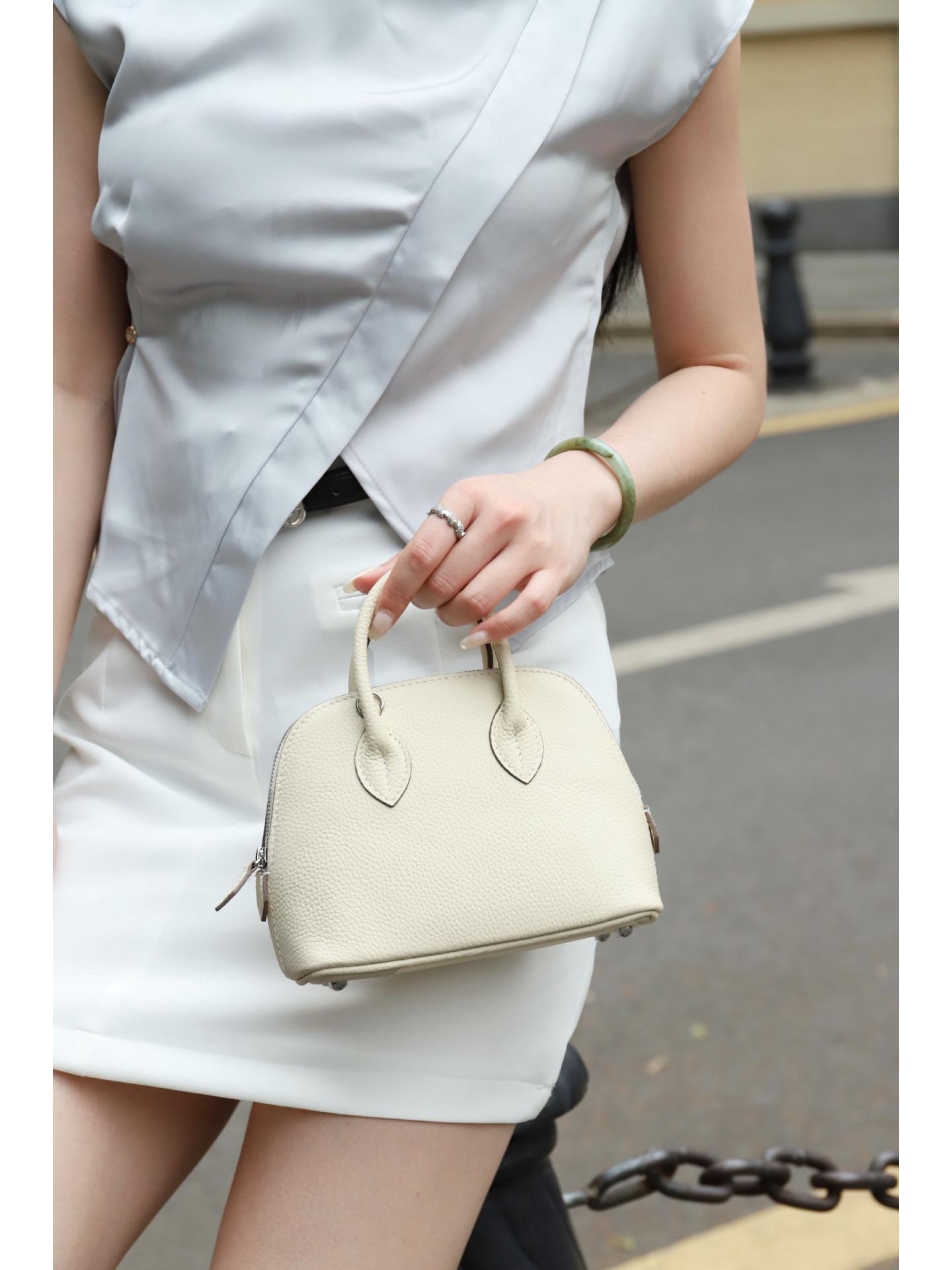 

Women s Genuine Leather Cowhide Handbag: High-End Shell Bag with Light Luxury Fashionable Design 19x9x15 CM
