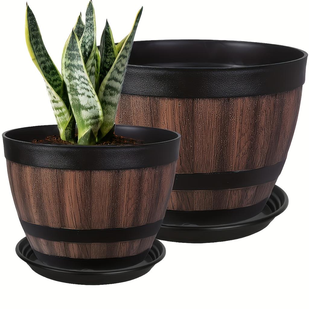 2 Macetas de Barril de Whisky con Plato + 2 Bases + 2 Macetas, Macetas de Plástico Rayadas con Agujeros de Drenaje, Adecuadas para Uso en Interiores y Exteriores