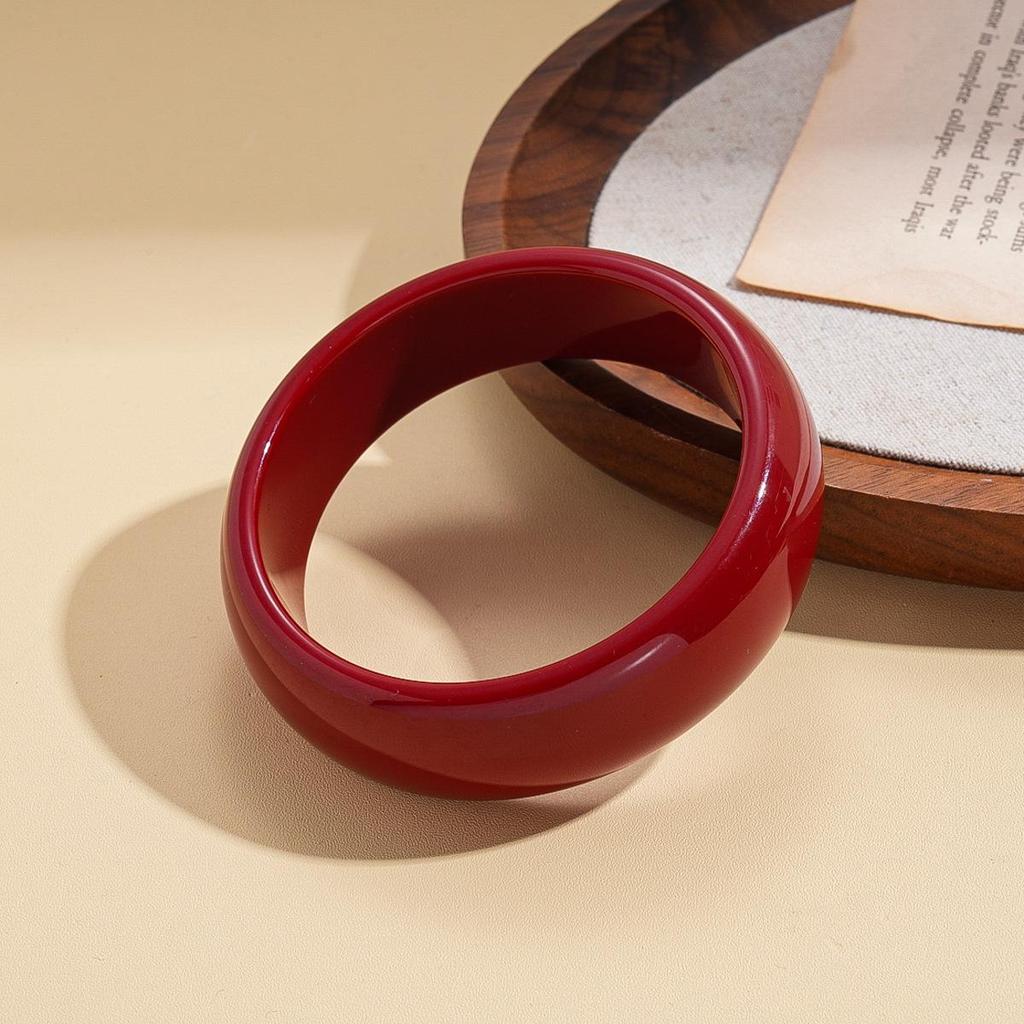 Unique Retro Resin Bracelet: Personalized Fashion Jewelry for Women