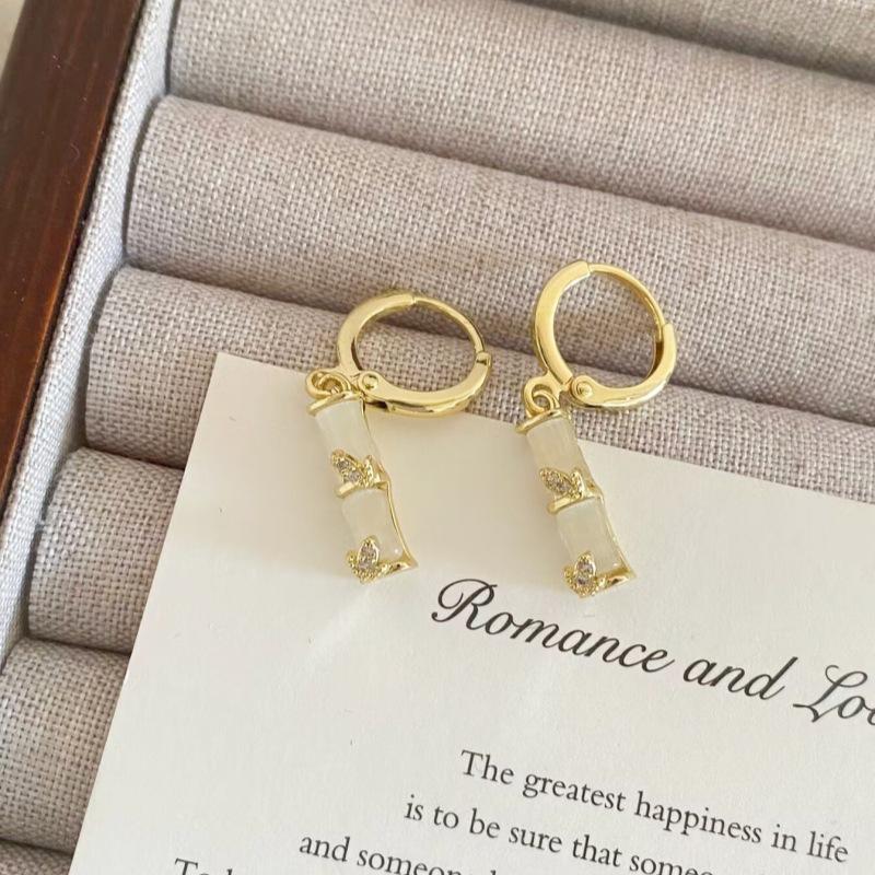 Elegant Green Bamboo Cat s Eye Stone Earrings - Women s Retro Style