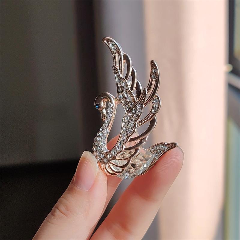 

Новая мода брошь лебедь женский универсальный костюм корсаж большая булавка кристалл аксессуары темперамент атмосферные аксессуары