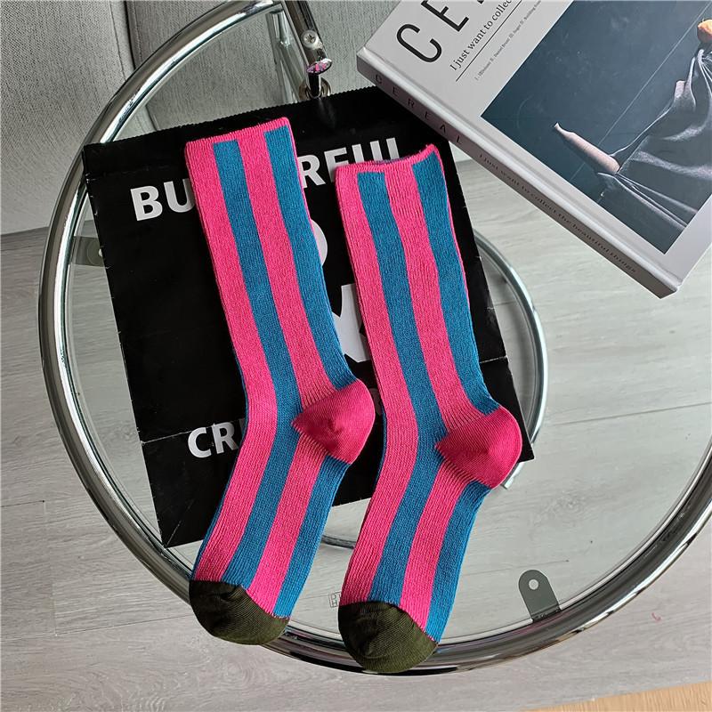 Neuer europäischer Trend: Mittellange Socken mit kontrastierenden Farben und vertikalen Streifen, doppelt genäht, aus Baumwolle