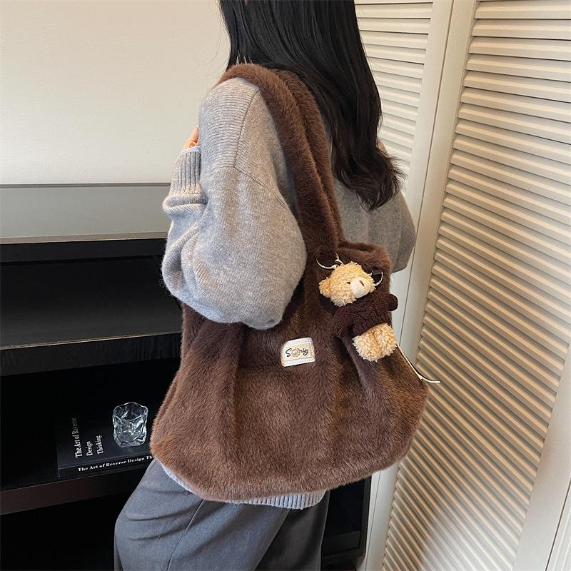 Plush bag women's 2025 new autumn and winter popular fashion lazy relaxation commuter tote bag messenger bag