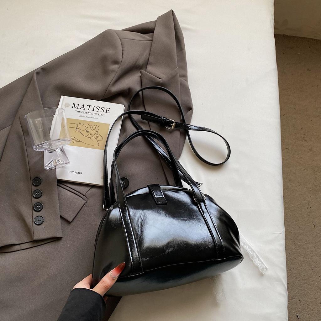 Spring and Summer Portable Dumpling Bag Women's 2025 New Niche Design High-end Fashion Versatile Messenger Saddle Bag