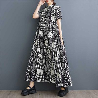 Vestido solto plus size de manga curta com estampa fashion e comprimento médio