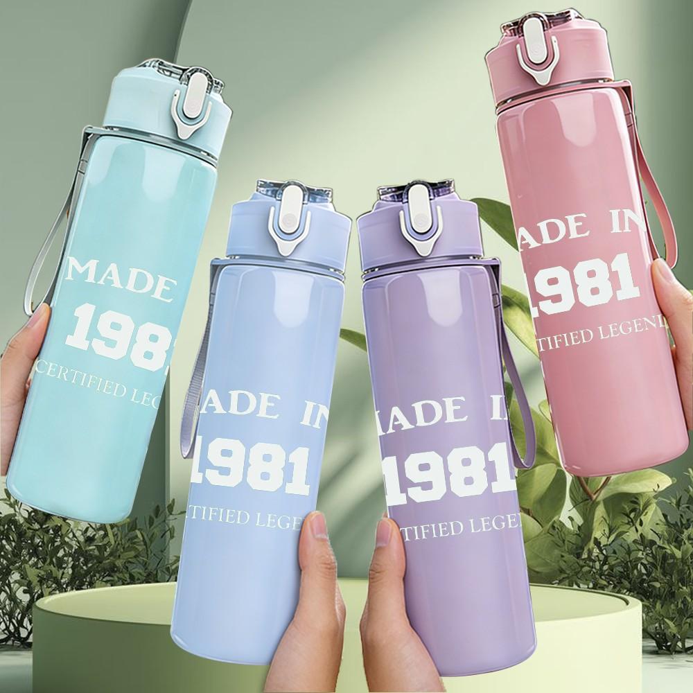 1PC Made In 1981 Faint Pale Text Print 750ml Colorful Plastic Sports Water Bottle Leakproof Pop Up Lid with Straw for Outdoor Work Home Use