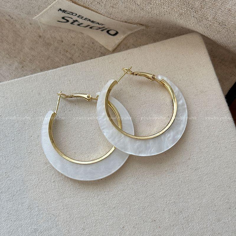 

Мятно-зеленые серьги-кольца типа C для женщин, доступная роскошь, модные клипсы для ушей, новинка 2025, стильные преувеличенные ушные украшения Moonlight white ear ring-Silver Needle