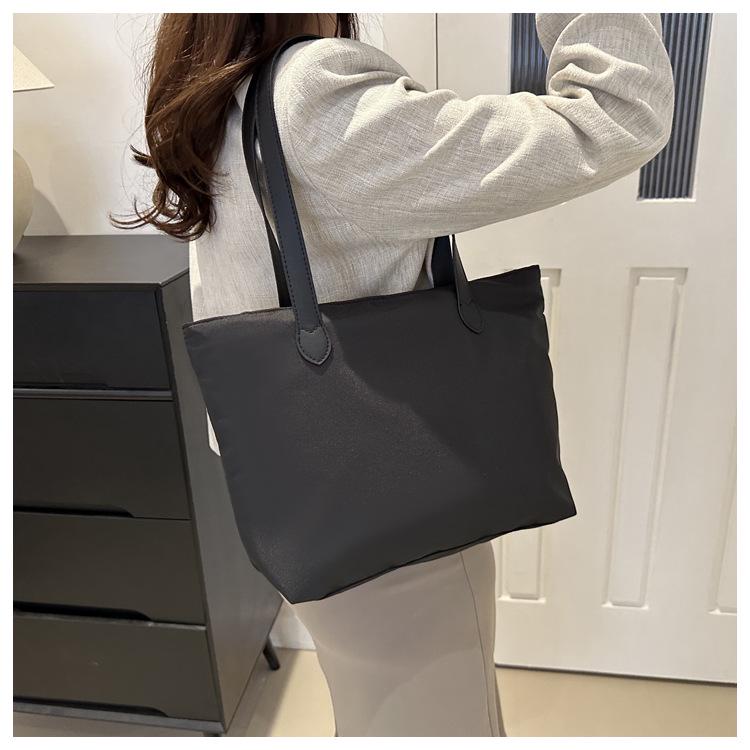 Korean-Style Large Capacity Spring 2024 Fashion Tote: Retro Casual Women's Shoulder Bag