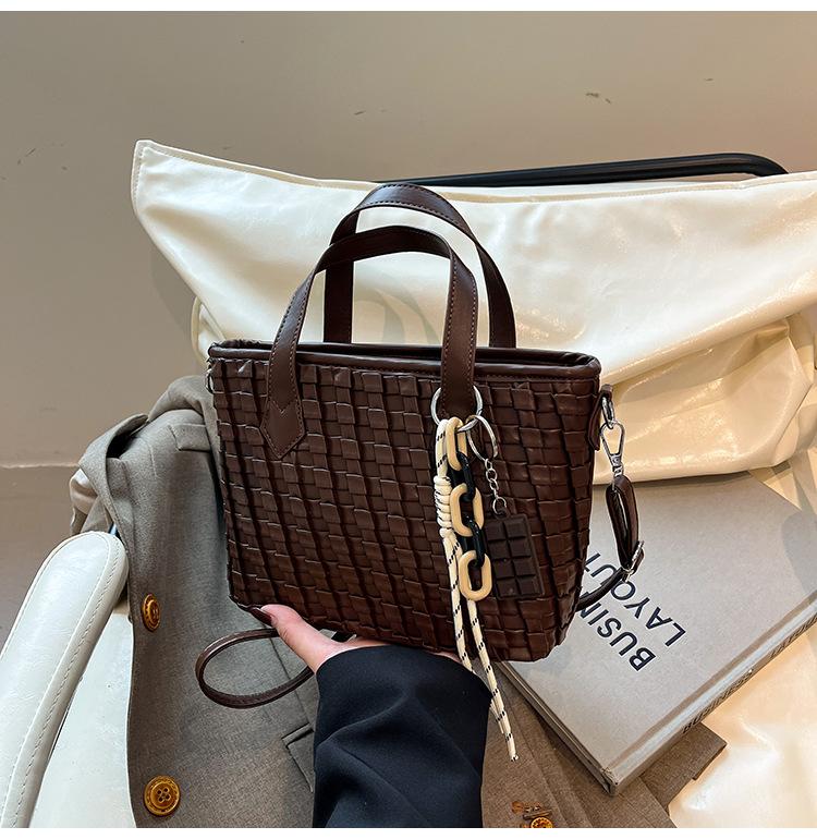 

Retro woven small bag women s 2025 new niche design portable bucket bag commuter shoulder messenger bag