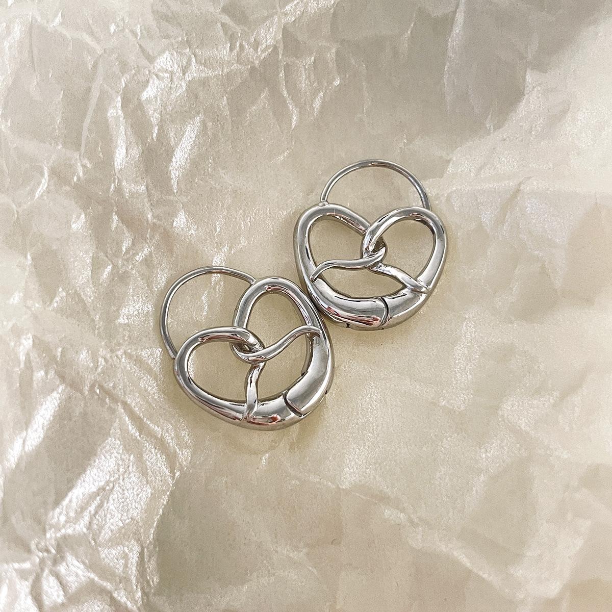 

French retro alkaline water love earrings women s niche high-end sense cold wind silver needle earrings versatile autumn and winter earrings 925 silver needles