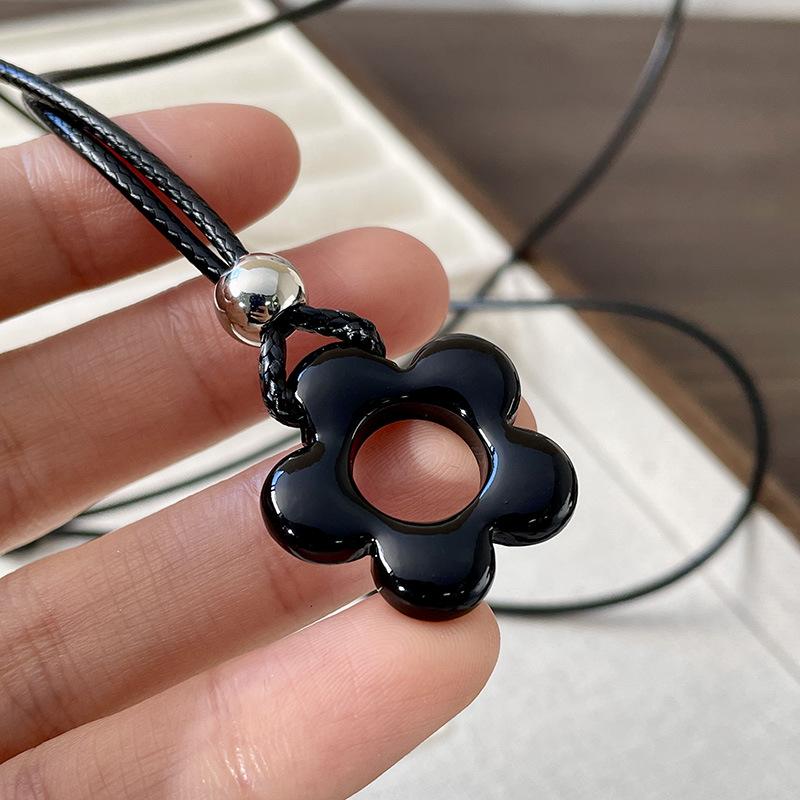New Unique Simple Flower Long Rope Necklace Women Hollow Flower Pendant Necklace Adjustable Knot Sweater Chain Party Jewerly