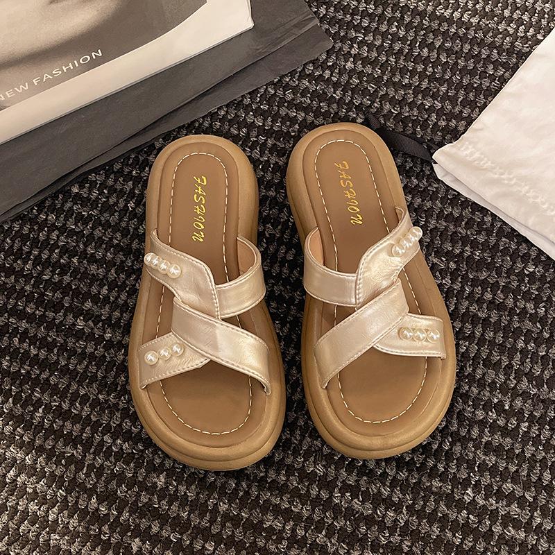 

Летние новинки 2025 года, женские тапочки премиум-класса на мягкой подошве с жемчугом, чтобы носить, наступать в грязь, толстая подошва для повышения популярности шлепанцев с одной перемычкой 40 шампанского