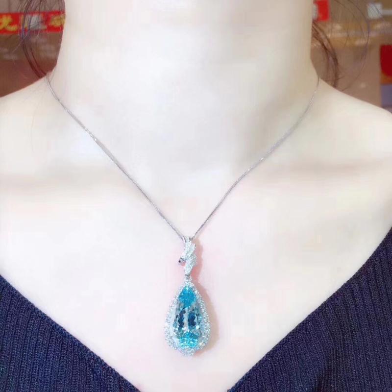 Collana Goccia d'Acqua in Topazio Blu Zaffiro con Accenti di Diamante