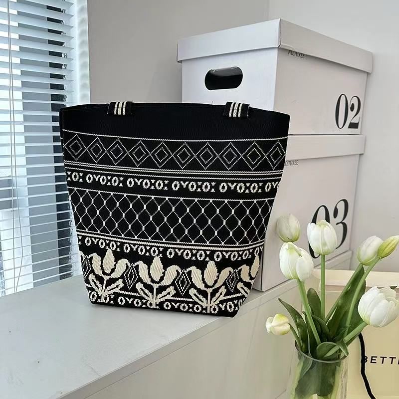 

2025 Новое поступление Сумка с цветовой блокировкой большой вместимости Женская в корейском стиле Нишевый стиль Модная сумка-тоут Легче всего сочетать Вязаная сумка Сумка-ведро Black Florals