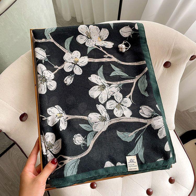 Luxury Brand Autumn and Winter Women New Style Fashion Color Matching Print Silk Scarf Lady Popular Headcloth Beach Shawl