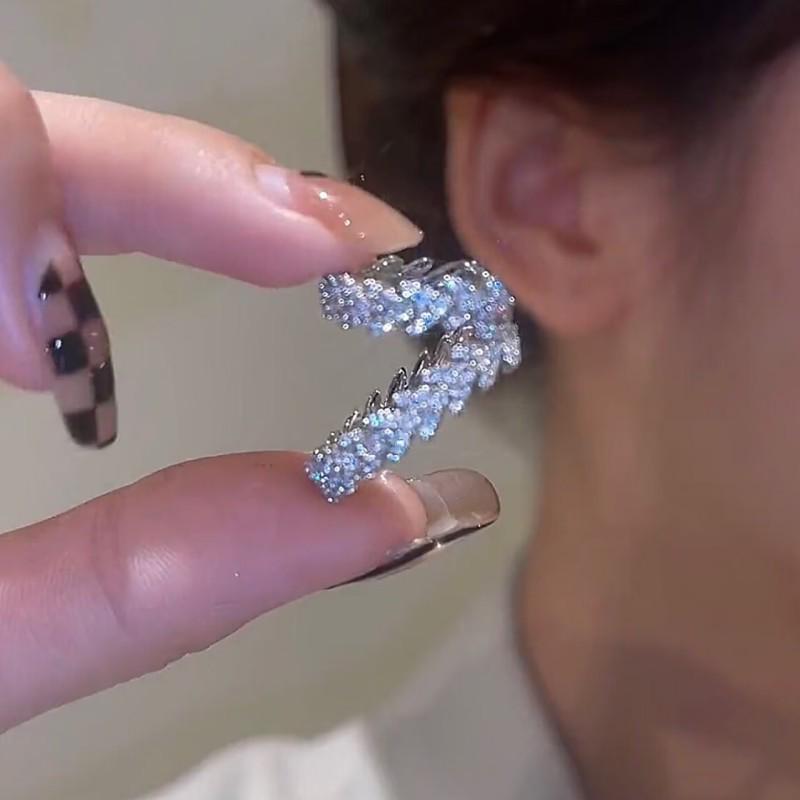 

Трендовые клипсы со стразами для непроколотых ушей – Стильные и изысканные серьги