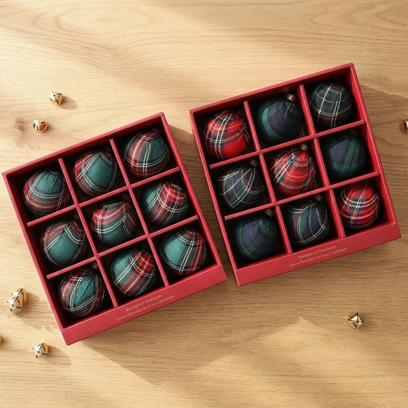 Stoffummantelte Weihnachtskugel-Ornament, 9 Stück karierte Kugeln Hängedekoration Set für Baumschmuck und Feiertagsdekorationen