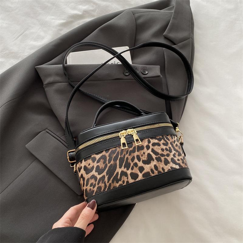 

Leopard print bucket bag 2025 spring and summer new Korean version of personality trend shoulder messenger bag contrasting color splicing cylinder bag серый