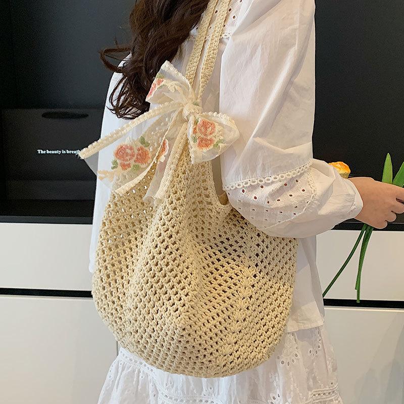 This spring and summer, the popular literary and artistic style is small, fresh, hollow woven tote bag, leisure and vacation style