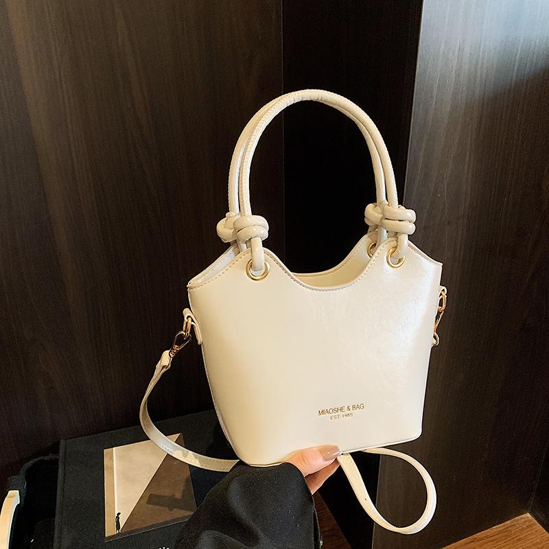 Super fire small bag women's spring and summer versatile 2025 new fashion shoulder messenger bag simple women's portable bucket bag