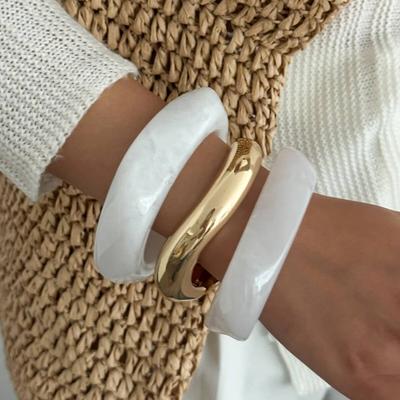 SHIXIN Minimalistisches Weißes Harz Acryl Armband für Damen Böhmisch Stapelbar Unregelmäßiges Breites Armreif Armband Party Schmuck Geschenk