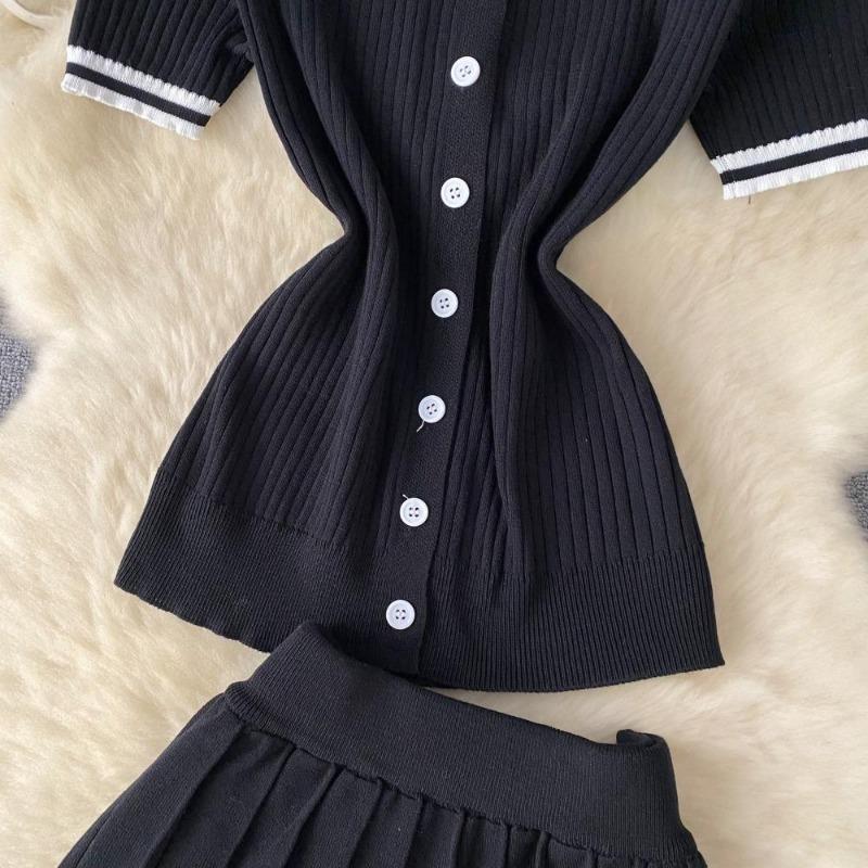 Søtt Todelt Collegesett for Kvinner Sommer Sexy Polo Krage Kortermet Knapper Strikket Topp og Elastisk Midje Mini Plisséskjørt Drakter