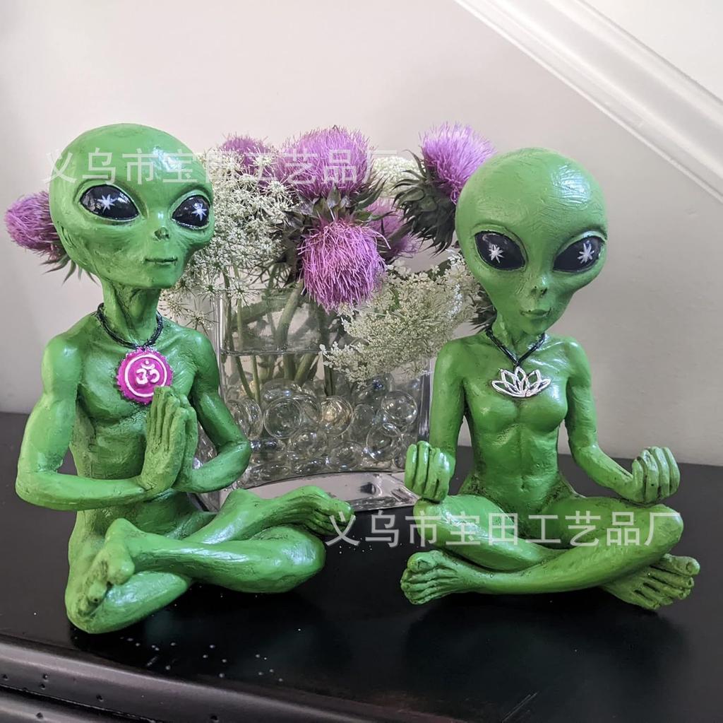 Zen and Yoga Alien Statue Couple Meditation Alien Resin Statuette Ornament