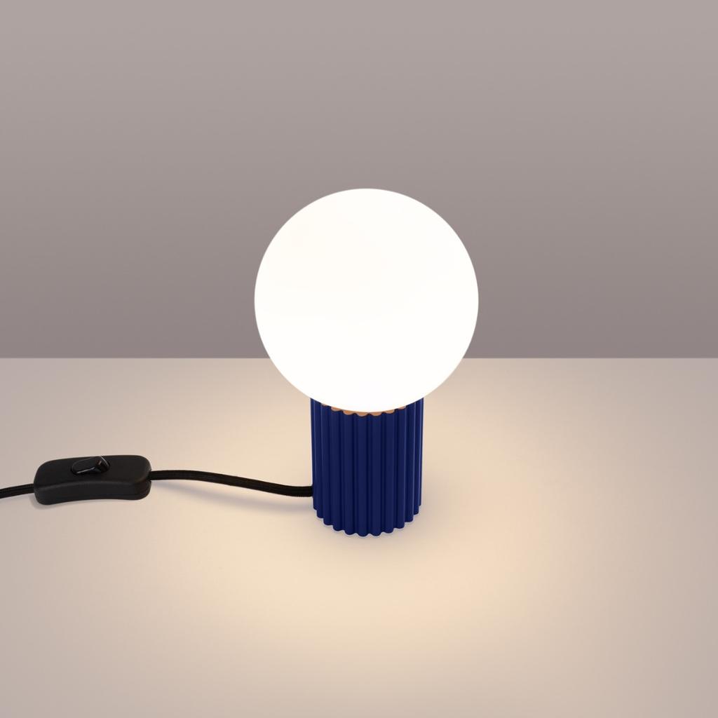 Lampka Biurkowa Nowoczesna Ultramaryna Ryflowany Korpus Szklana Biała Kula Włącznik Do Przedpokoju Salonu 1Xg9 8W Halo Sollux Lighting