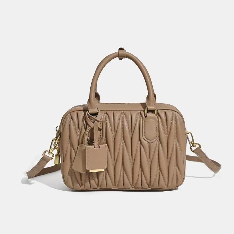 

Новая сумка-боулинг из овчины, женская сумочка, кроссбоди, на плечо, легкая роскошная нишевая плиссированная сумка-подушка 24*8*18cm коричневый