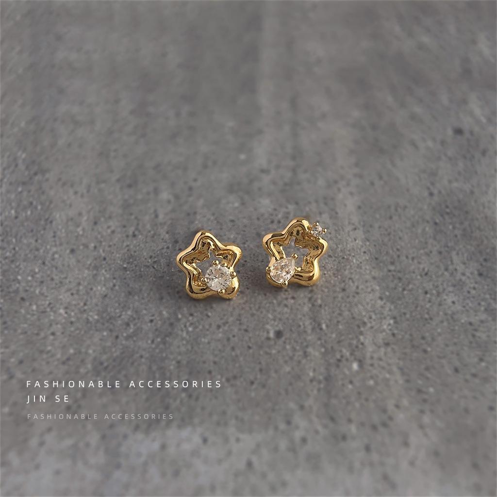 Wind slightly inlaid zircon mini version hollow small flower stud earrings temperament commuter new earrings