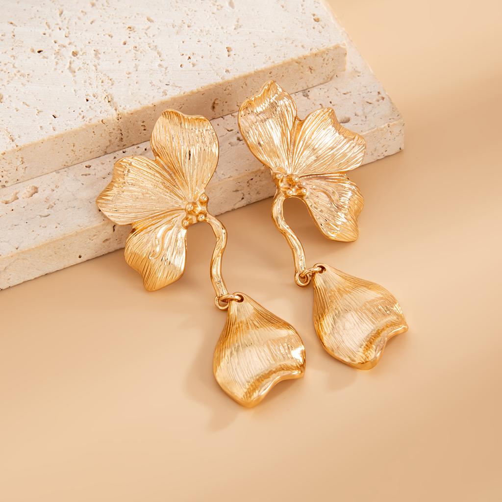 SHIXIN New Fashion Gold Color Flower Pendant Earrings for Women Elegant Irregular Petal Floral Drop Earrings Female Jewelry Gift