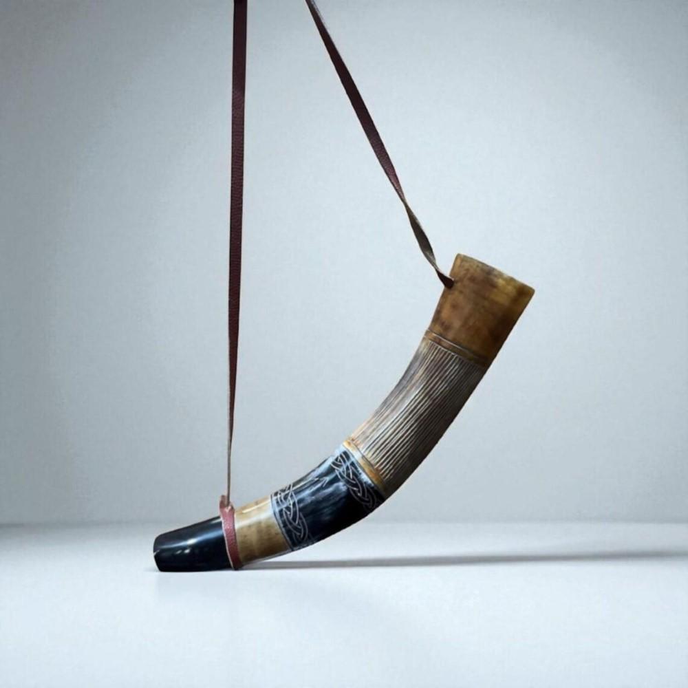 Średniowieczny RÓG WOJENNY WIKINGÓW trąbka bojowa Ręcznie Grawerowany Róg do Dmuchania 16 Calowy Prezent naturalny Róg Rogówka Narzędzie Myśliwskie Prezent Dekoracja