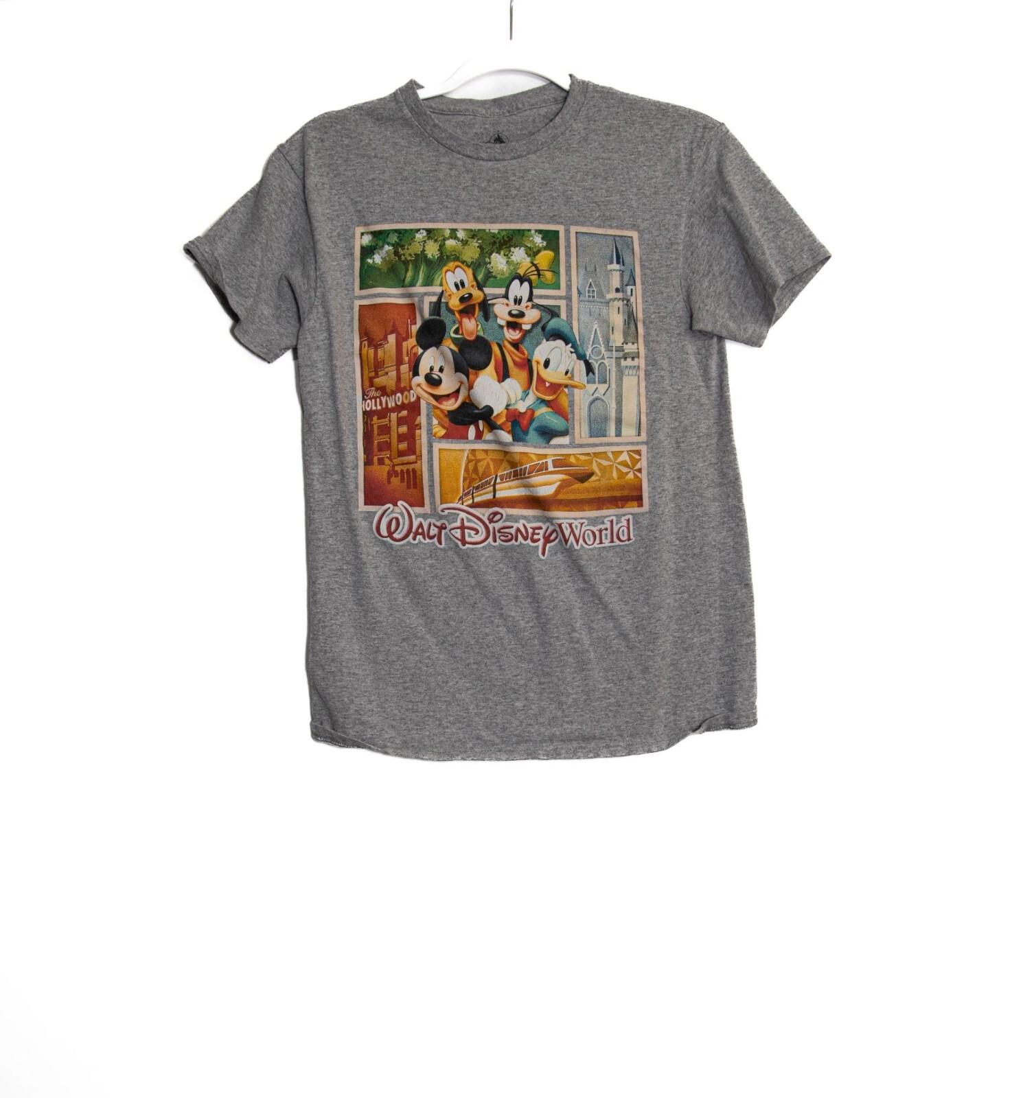 Walt Disney World Gray Short Sleeve T-Shirt Featuring Mickey Donald Goofy Grap L