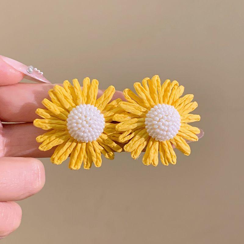 

Milk Gentle Straw Raffia Daisy Flower Earrings Female Exaggerated Seaside Earrings Show Face Small Ear Studs Fancy Yellow Daisy Flower Earrings