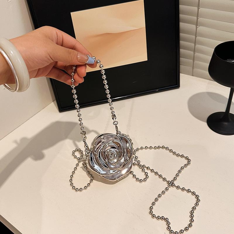 

Chain flower acrylic women s bag 2025 new European and American new niche single shoulder beaded portable mini metal bag срібний