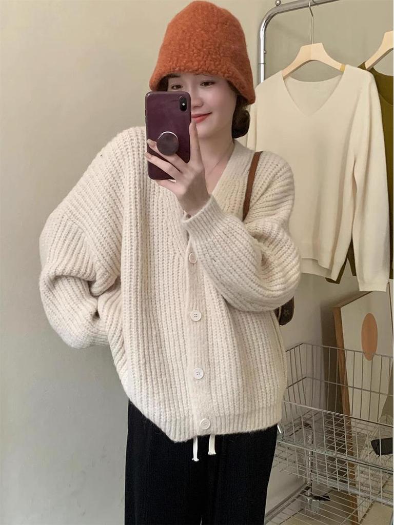 Women's Soft Pink Knit Cardigan: Gentle, Relaxed Style for Spring and Autumn