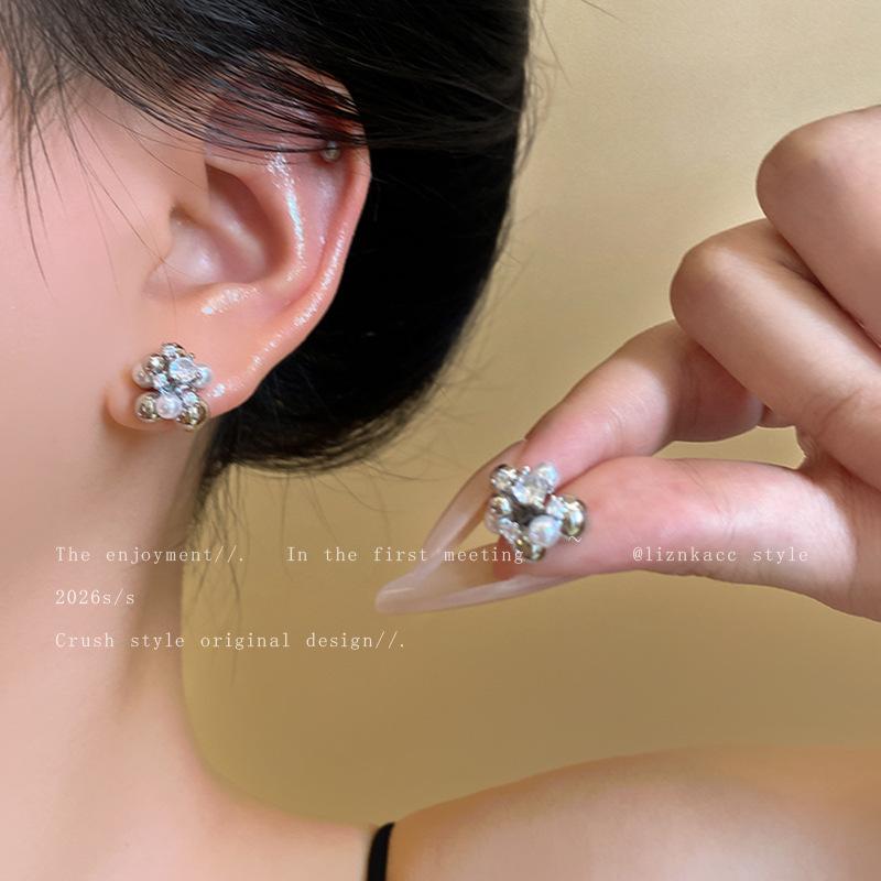 High-end French super flash micro-inlaid zircon fireworks pearl stud earrings for women, elegant and unique, sweet and versatile light luxury earrings