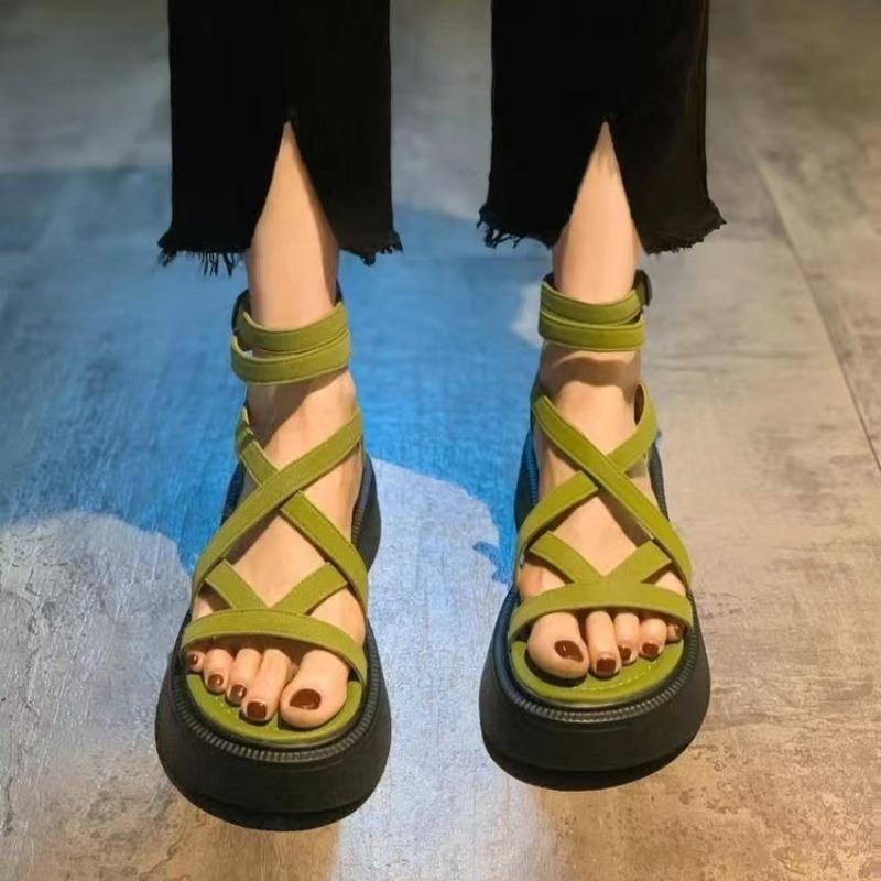 Scarpe con suola spessa e suole in spugna e sandali traforati