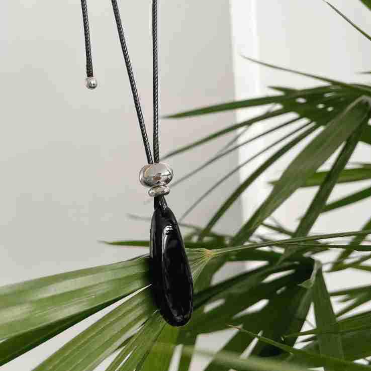 Teardrop Black Agate Pendant Sweater Necklace - Elegant European & American Fashion Jewelry.