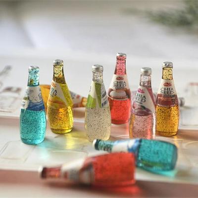 Handgefertigter Anhänger und Brosche aus Resin in Form einer Getränkeflasche